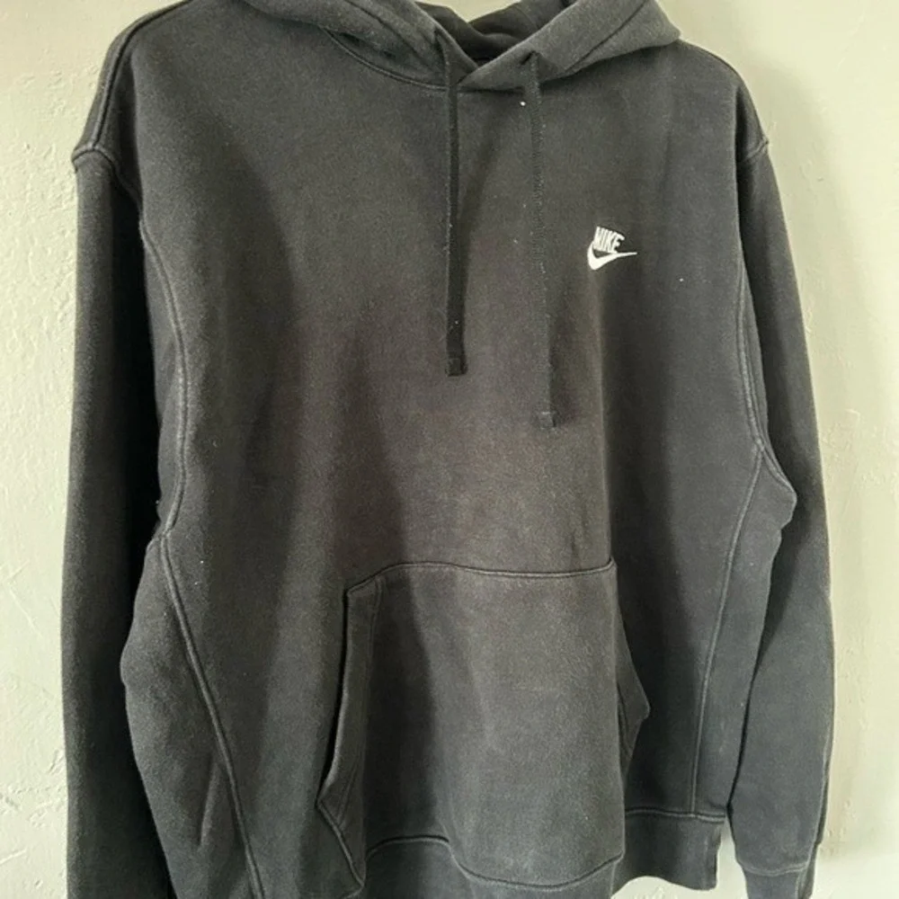 🔥🔥‎ NIKE Essential embroidered Black Fleece Pullover Hoodie Men Sz Med. - GUC